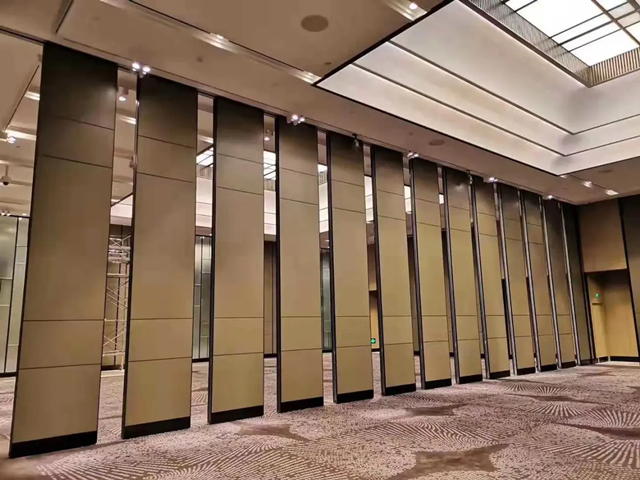 移動隔音隔斷系統(tǒng)在酒店設(shè)計和辦公室裝修中的應用