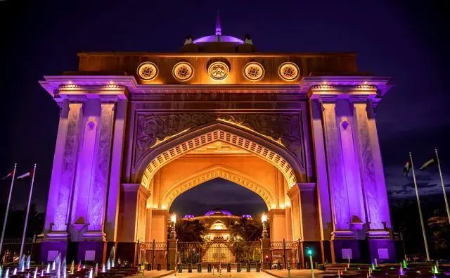 阿聯(lián)酋阿布扎比皇宮酒店設計極其豪華，耗資30億美元